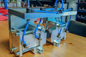 GEWA Maschinenbau & Fertigungstechnik GmbH Kleinheubach: Pneumatische Einheit mit blauen Schläuchen